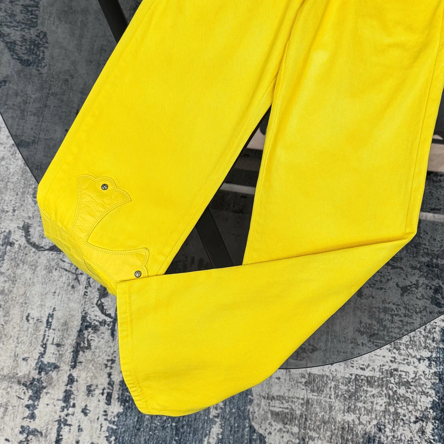 P280 Chrome hearts CH Fan Chengcheng's same style New York limited large leather label dopamine yellow jeans Special Italian cowhide printed and cut Customized sheepskin three-layer thick thread leather The whole body is spliced in heavy water washing craftsman's hand-splashed ink You can see the details Three-dimensional cutting version Loose and comfortable, not picky about the figure Make you taller and slimmer Factory Seiko Original quality control Same style for men and women Can be matched with couples Versatile recommendation Necessary jeans for all seasons Color: lemon yellow Size: s m l xl